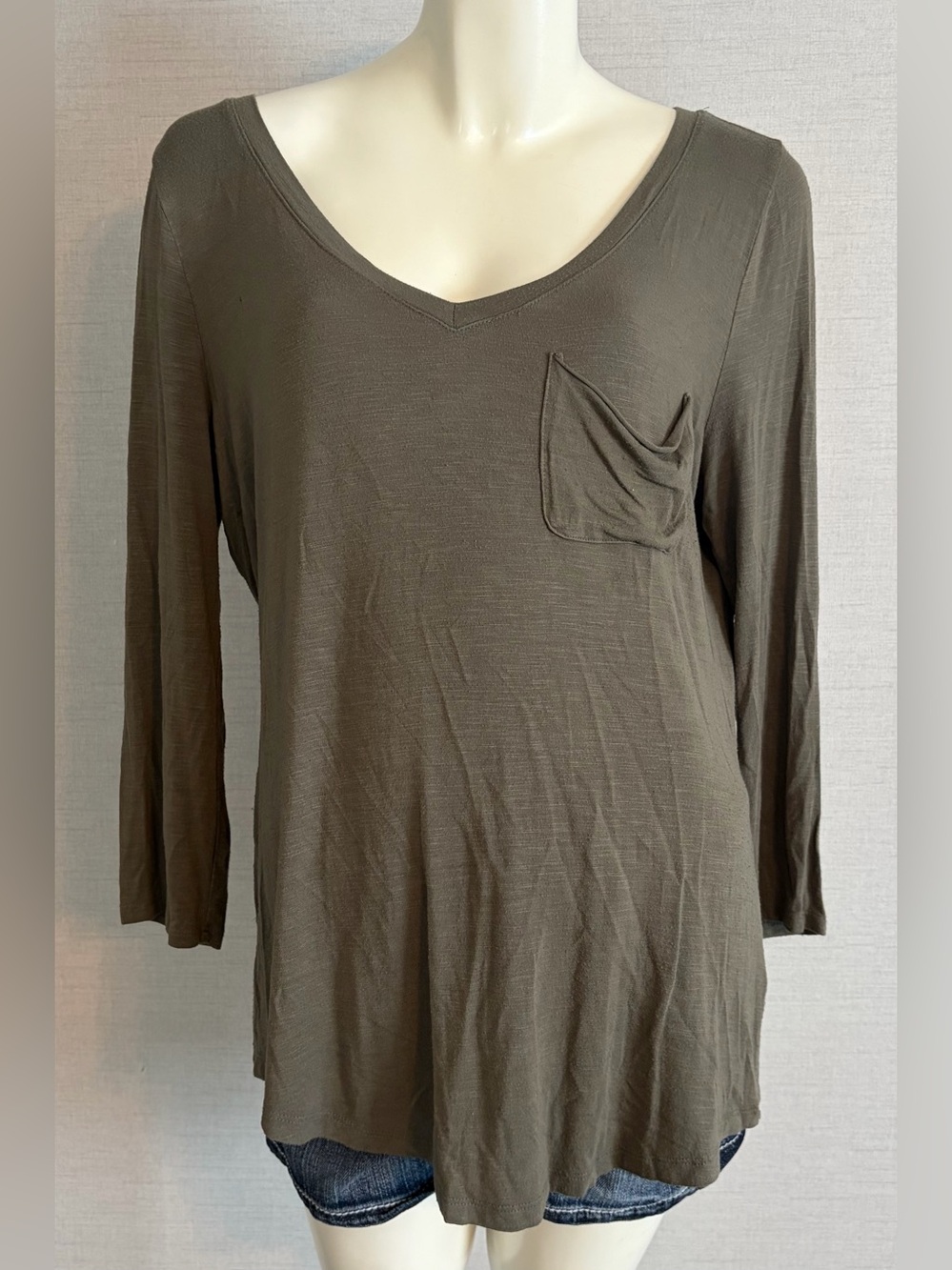 Women’s Medium V-Neck Pocket Long Sleeve Shirt (Damaged)